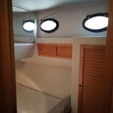 Bateau Confort Au Port De Botel